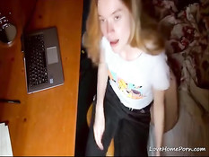 Милая блондинка раздевается и ласкает волосатую киску за столом