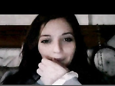 Девка из Уругвая включает веб-камеру и мастурбирует свою киску