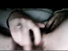 Девка из Уругвая включает веб-камеру и мастурбирует свою киску