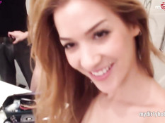 Худая девчонка со светлыми волосами отсасывает парню на улице