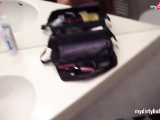 Худая девчонка со светлыми волосами отсасывает парню на улице