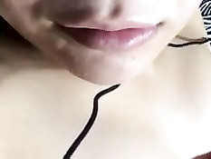 Сексуальная азиатская девка мастурбировала в онлайн порно чате