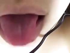 Сексуальная азиатская девка мастурбировала в онлайн порно чате