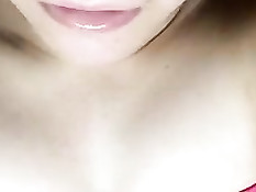 Сексуальная азиатская девка мастурбировала в онлайн порно чате