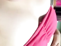 Сексуальная азиатская девка мастурбировала в онлайн порно чате