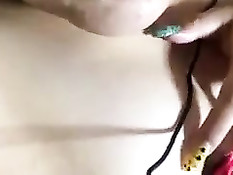 Сексуальная азиатская девка мастурбировала в онлайн порно чате