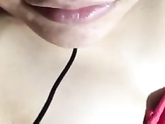 Сексуальная азиатская девка мастурбировала в онлайн порно чате