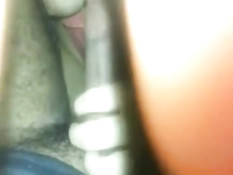 Молодая латинская шалава отсасывает и дрочит руками длинный хуй