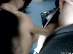 Брюнетка отсосала член стоя на коленях и получила сперму в лицо