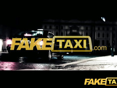 Развратная пассажирка Brooklyn Blue трахается с водителем такси