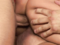 Двое мужчин трахают знойную брюнетку в чулках Simony Diamond