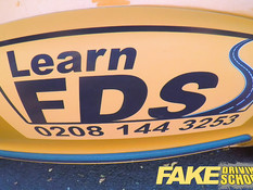 Инструктор по вождению ебёт сексуальных девушек в автомобиле