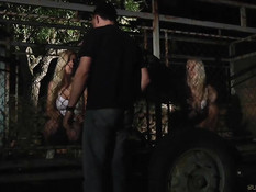 Строгий хозяин порет рабынь блондинок Erica Fontes и Caroline Fox