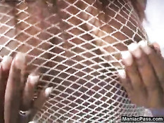 Мулатку в белом сетчатом белье отымели во все дырки после отсоса