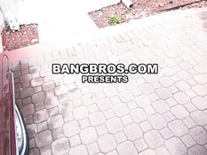 Мужик ебёт на диване грудастую брюнетку с пирсингом Ryan Smiles