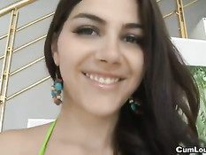 Сисястая итальянка Valentina Nappi отсасывает и ебётся на диване