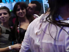 Похотливые девушки жадно сосут и дрочат хуи голым стриптизёрам