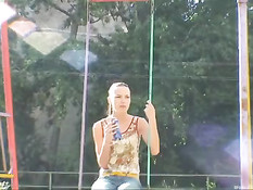 Бесстыжая девчонка Ивана отсасывает член своему парню в лифте