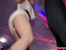 Европейские девчонки ебутся с мужиками и целуются на дискотеке