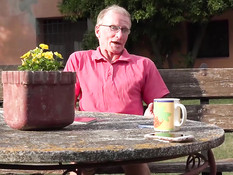 Молодая блондинка отсасывает дедуле на скамейке и ебётся раком