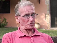 Молодая блондинка отсасывает дедуле на скамейке и ебётся раком