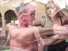 Молодая блондинка отсасывает дедуле на скамейке и ебётся раком