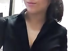 Симпатичная азиатская студентка показала свою маленькую грудь