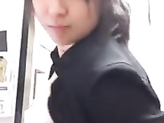 Симпатичная азиатская студентка показала свою маленькую грудь