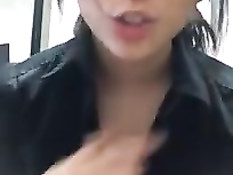 Симпатичная азиатская студентка показала свою маленькую грудь