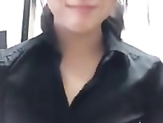 Симпатичная азиатская студентка показала свою маленькую грудь