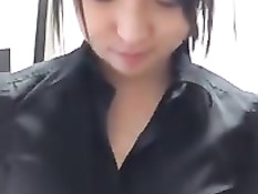 Симпатичная азиатская студентка показала свою маленькую грудь