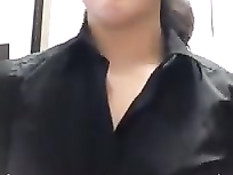 Симпатичная азиатская студентка показала свою маленькую грудь