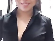 Симпатичная азиатская студентка показала свою маленькую грудь