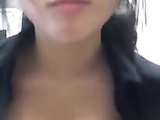 Симпатичная азиатская студентка показала свою маленькую грудь