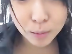 Симпатичная азиатская студентка показала свою маленькую грудь