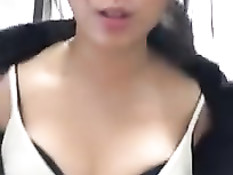 Симпатичная азиатская студентка показала свою маленькую грудь