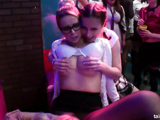 В секс клубе бисексуальные девушки страстно ласкали друг друга