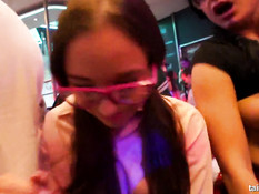 В секс клубе бисексуальные девушки страстно ласкали друг друга