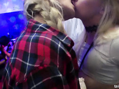 В секс клубе бисексуальные девушки страстно ласкали друг друга