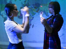 В секс клубе бисексуальные девушки страстно ласкали друг друга