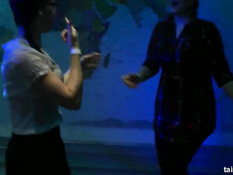 В секс клубе бисексуальные девушки страстно ласкали друг друга