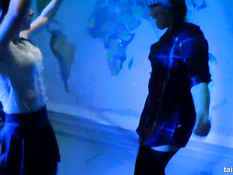 В секс клубе бисексуальные девушки страстно ласкали друг друга