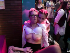 В секс клубе бисексуальные девушки страстно ласкали друг друга