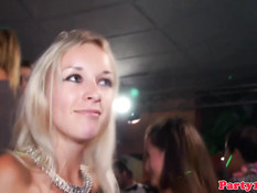 Страстные танцы в этом клубе сопровождаются групповым сексом