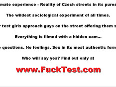 Блондинка снимает на улице парня и занимается сексом в кустиках