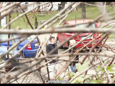 Блондинка снимает на улице парня и занимается сексом в кустиках