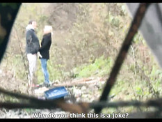 Блондинка снимает на улице парня и занимается сексом в кустиках