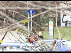 Блондинка снимает на улице парня и занимается сексом в кустиках