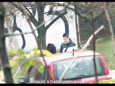 Блондинка снимает на улице парня и занимается сексом в кустиках