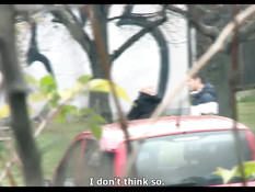 Блондинка снимает на улице парня и занимается сексом в кустиках